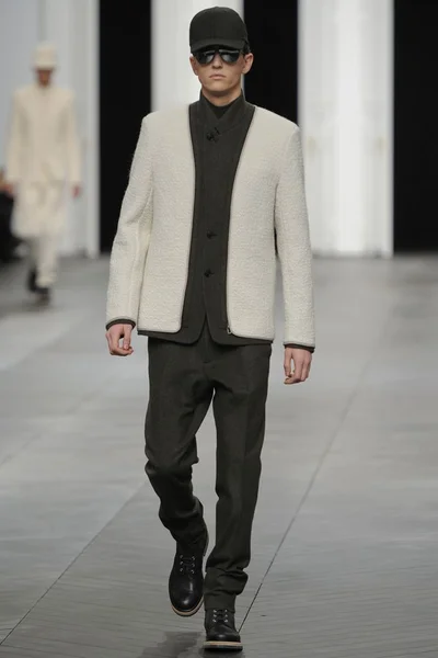 Look 16